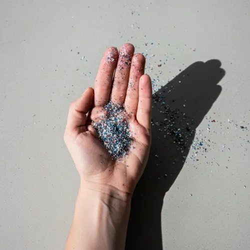 butiran mikroplastik kecil hasil degradasi plastik dari industri dan lingkungan